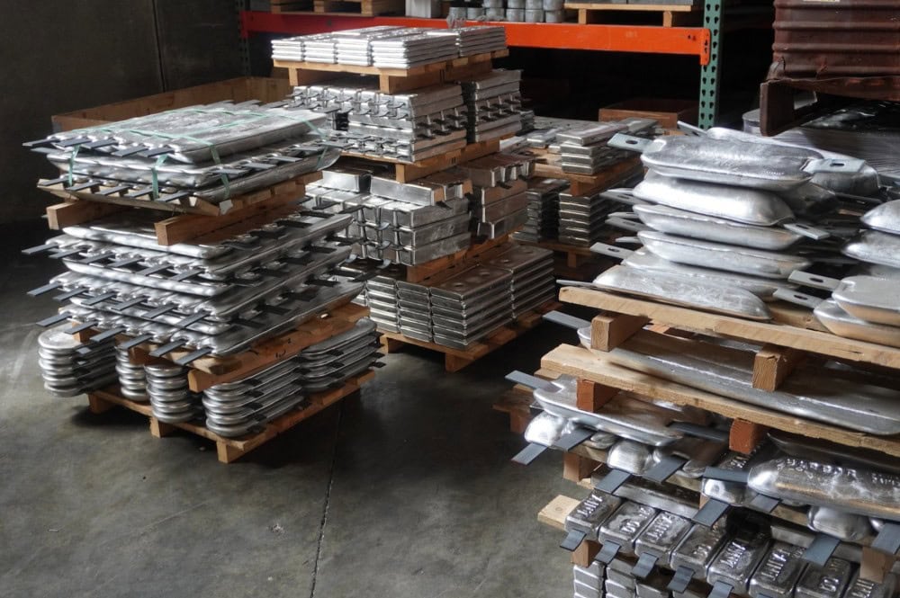 High-quality steel scrap stored on wooden pallets for recycling and manufacturing purposes. Bright metallic pieces are organized for industrial reuse, showcasing metal recycling efficiency.