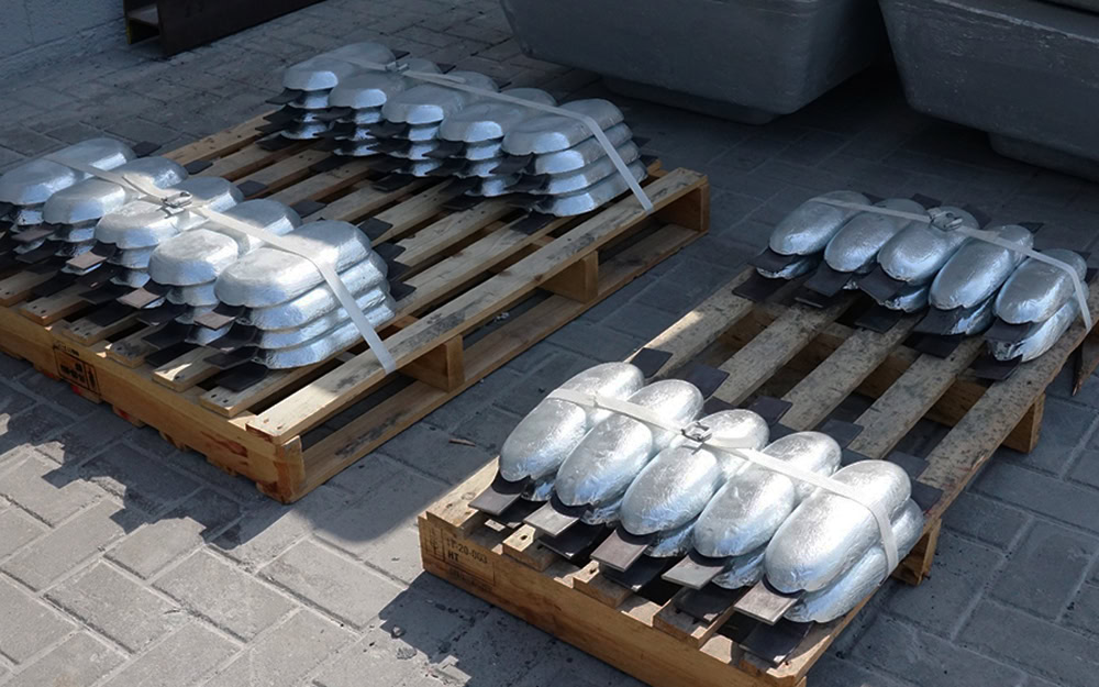 Zinc-aluminum-cadmium anode